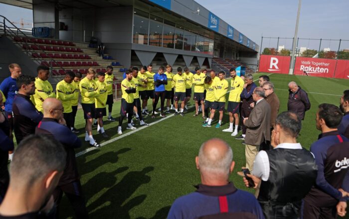 Barcelona footballers start testing before their first workouts